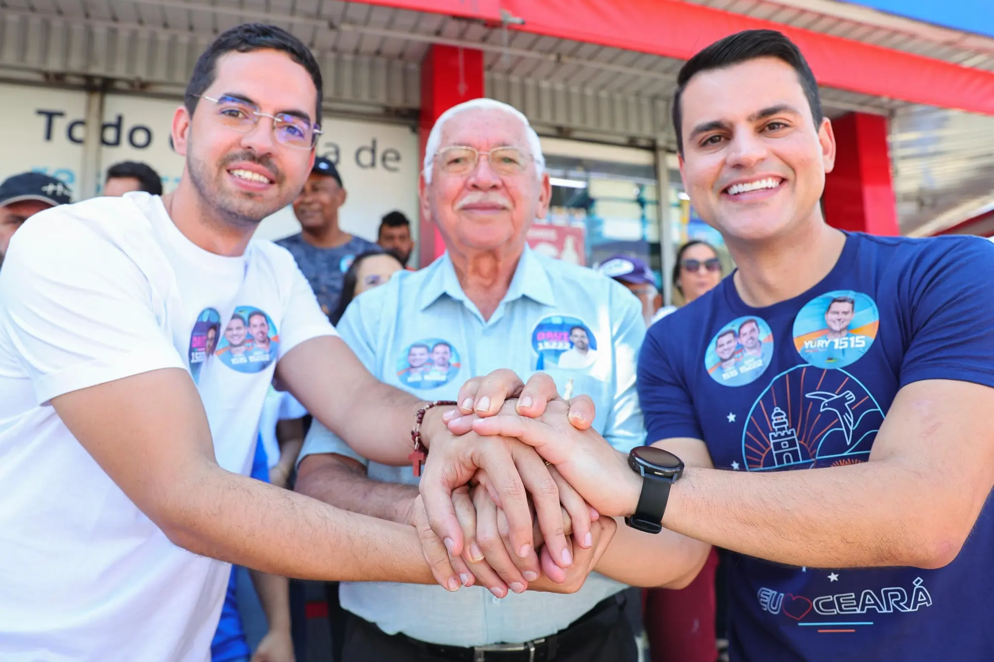 Davi e lideranças unindo as mãos